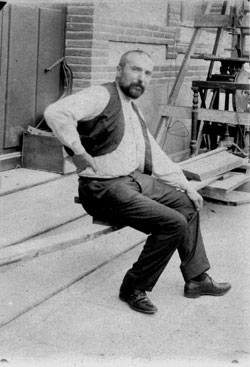 Figure 3 : Henri Bouasse à l’entrée de son laboratoire.