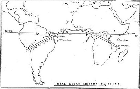 Figure 2 : Parcours de l’éclipse solaire de mai 1919 (image revue Nature, 1919, n°102).Cette ’expédition frappe les esprits parce que c’est une équipe de savants anglais (de la Royal Astronomical Society) qui vérifie la théorie d’un savant allemand, Einstein, et ce juste après la fin de la Première Guerre mondiale.