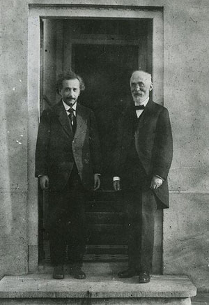 Figure 2: Albert Einstein (1879-1955) et Hendrik Lorentz (1853-1928). Même si le second était au seuil de la relativité, il ne franchit jamais le pas décisif, contrairement au premier (photographie de 1921 prise par le physicien Ehrenfest devant sa maison de Leyde, image WikiCommons).