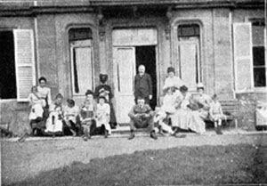 Figure 5 : La famille Poincaré rue Claude Bernard, Paris Ve (in la Revue Illustrée).