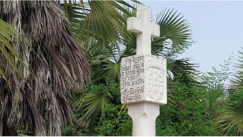 Figure 9 : 2e réplique du Padrão situé à l’embouchure du Congo (n’existant aujourd’hui que par fragments) (photo Jornal de Angola oct. 2010) ; Figure 9bis (ci-dessous) : Pradão de Diogo Cão au Cape Cross (Namibie).