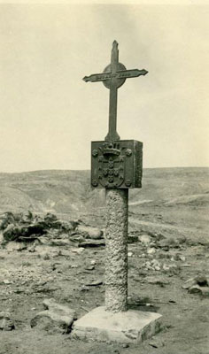 Figure 9 : 2e réplique du Padrão situé à l’embouchure du Congo (n’existant aujourd’hui que par fragments) (photo Jornal de Angola oct. 2010) ; Figure 9bis (ci-dessous) : Pradão de Diogo Cão au Cape Cross (Namibie).